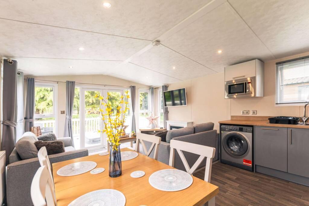 Lucas Lodge With Hot Tub Barmby on the Moor エクステリア 写真
