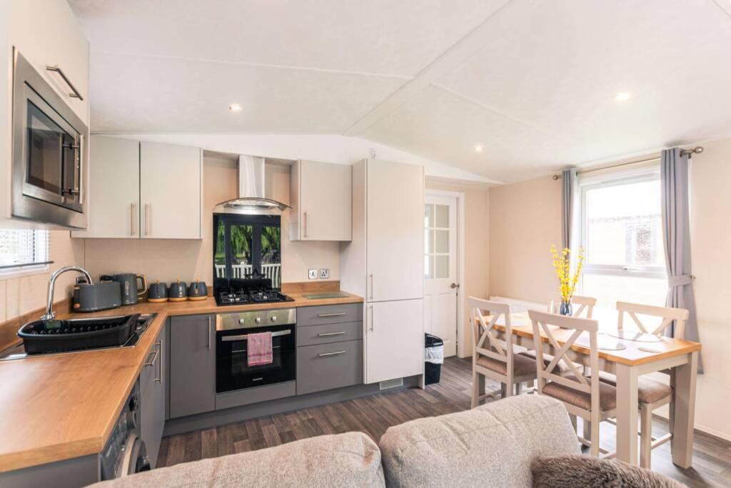 Lucas Lodge With Hot Tub Barmby on the Moor エクステリア 写真