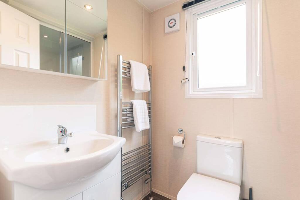 Lucas Lodge With Hot Tub Barmby on the Moor エクステリア 写真