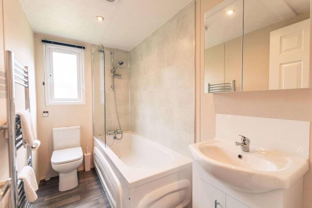 Lucas Lodge With Hot Tub Barmby on the Moor エクステリア 写真
