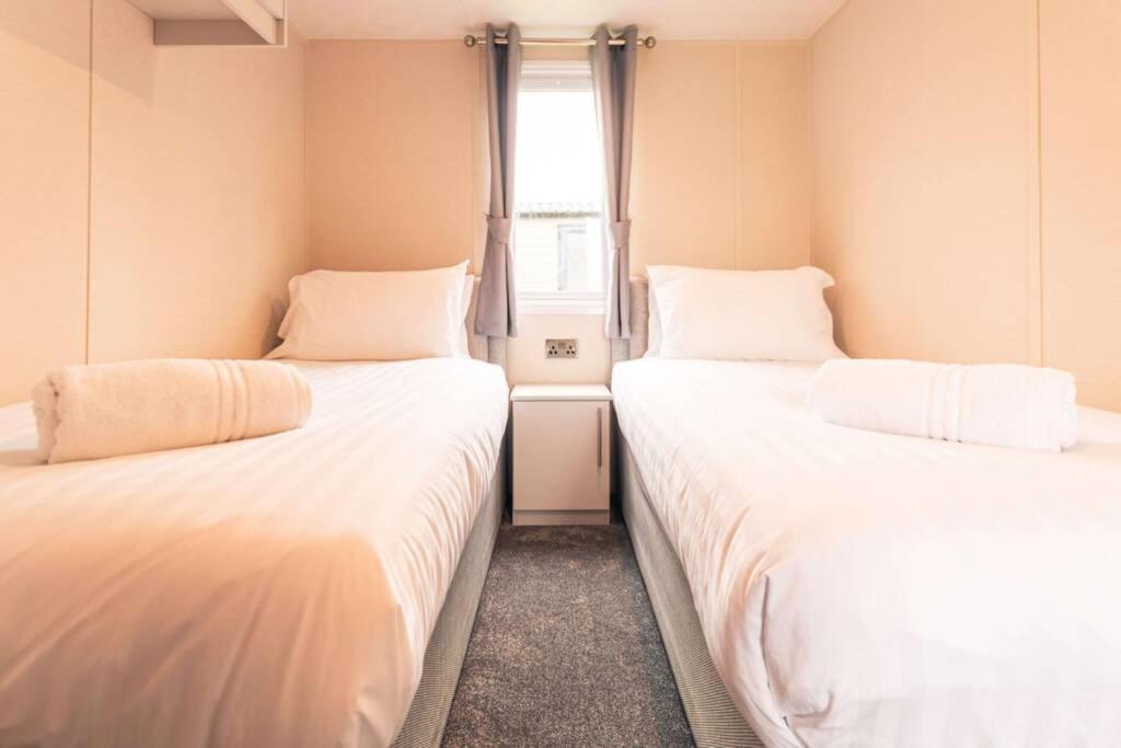 Lucas Lodge With Hot Tub Barmby on the Moor エクステリア 写真
