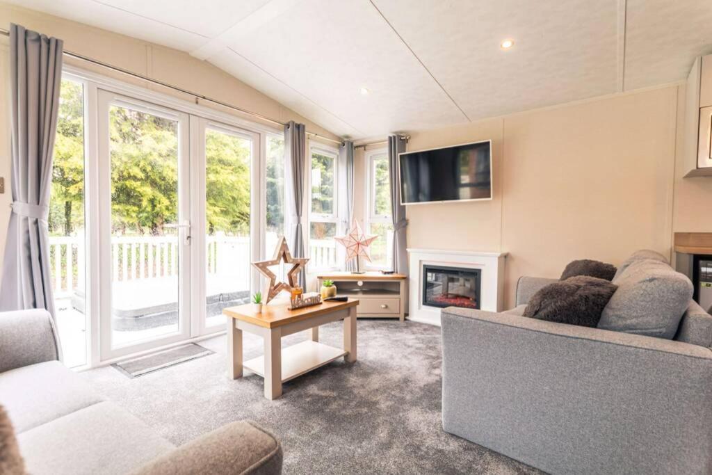Lucas Lodge With Hot Tub Barmby on the Moor エクステリア 写真
