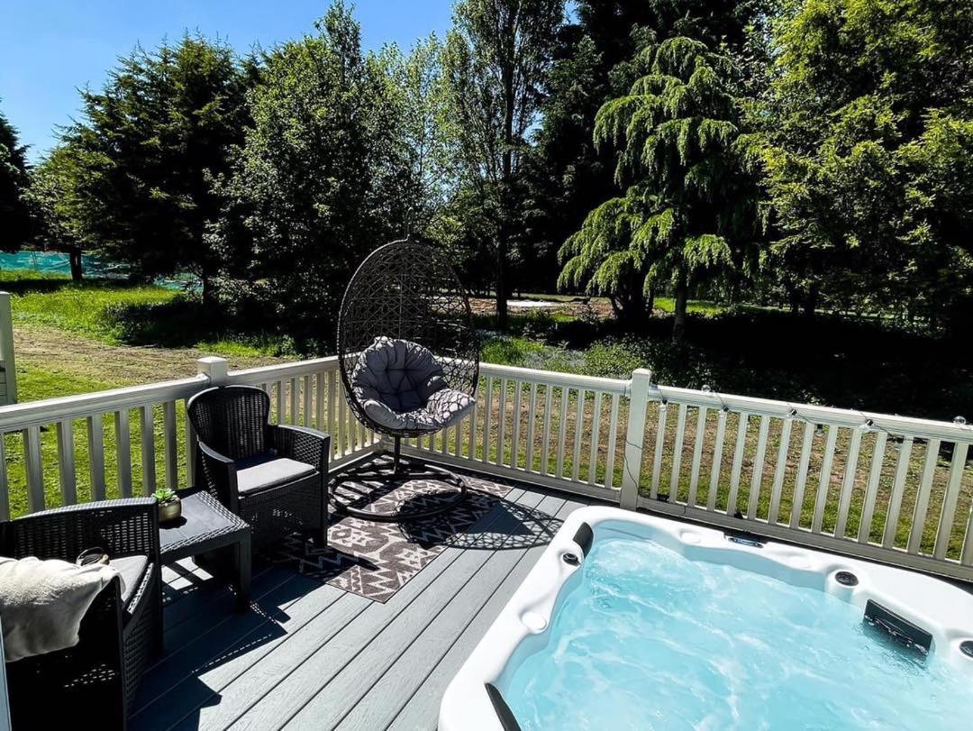 Lucas Lodge With Hot Tub Barmby on the Moor エクステリア 写真